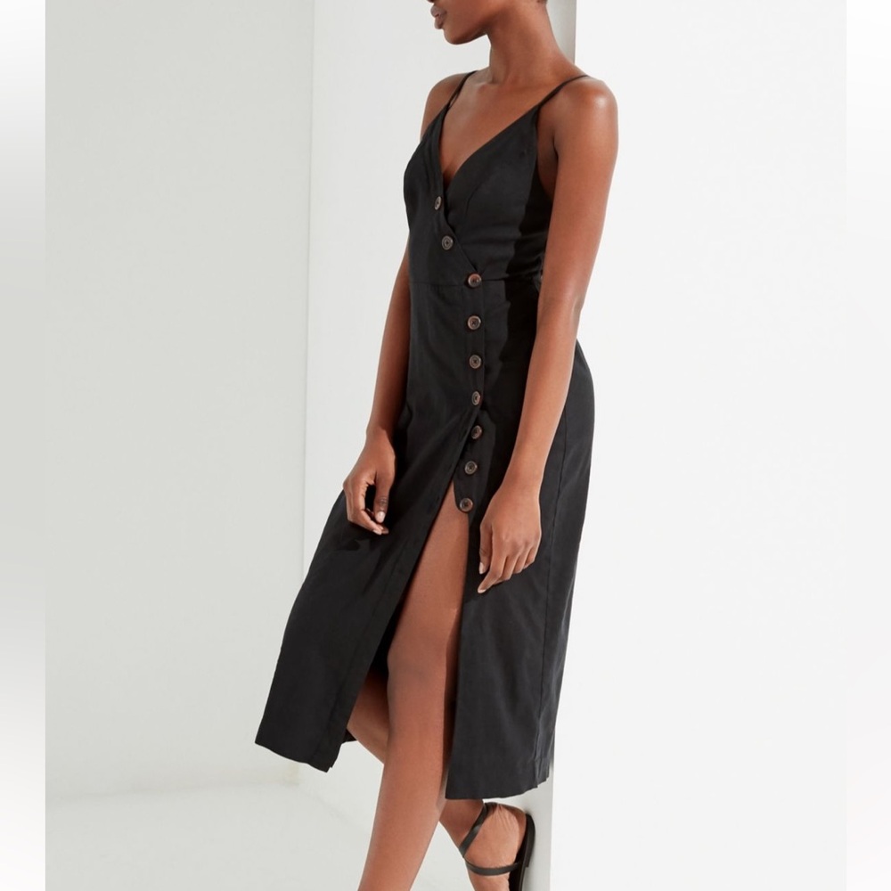 UO black linen sundress. Adjustable straps and elastic at back of dress. Size M.